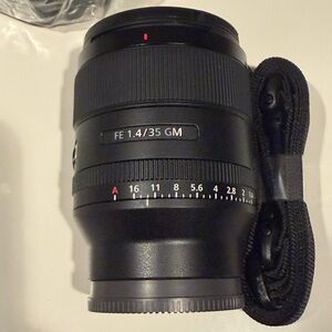 Sony FE 35mm f/1.4 GM Lens - Black New with hood and case